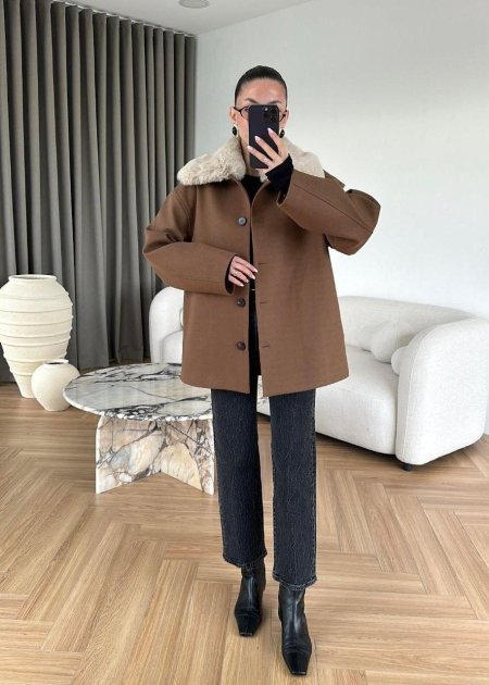 جاكيت عسلي  بقبة فرو